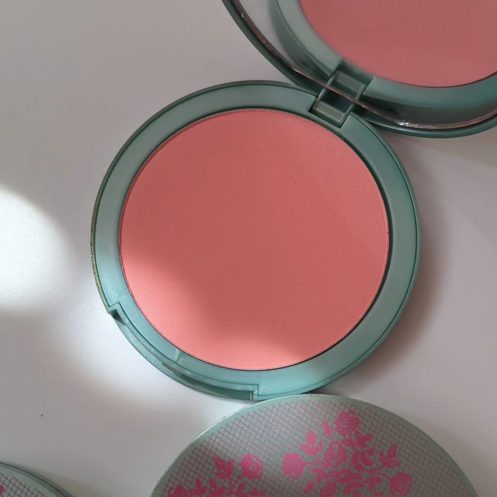 🆕 Pout Pearly Pink Pink Blush Compact